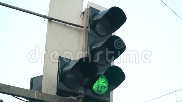 绿色交通灯向左移动视频的预览图