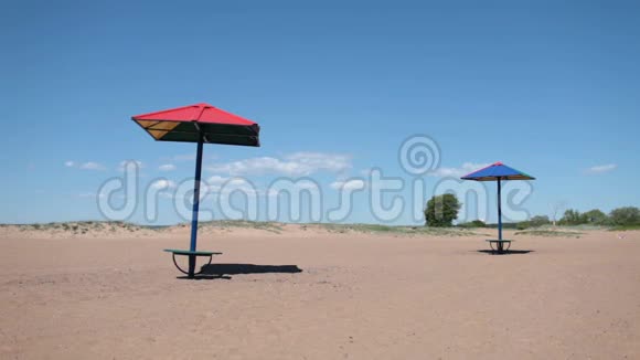 空滩上的太阳伞视频的预览图