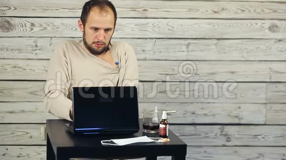 在电脑里工作的病人视频的预览图