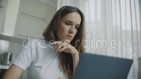 疲惫的女人看着笔记本电脑伤心女人用笔记本电脑的画像视频的预览图
