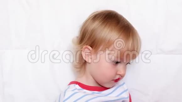 可爱的金发小女孩用妈妈的红口红做嘴唇学会做女人快乐的童年概念视频的预览图