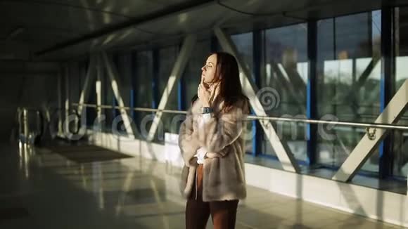那个女人在机场的走廊里欢乐跳舞视频的预览图