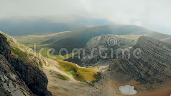 美丽山脉的空中飞越高史诗般的悬崖岩石自然景观美的背景高空射击视频的预览图