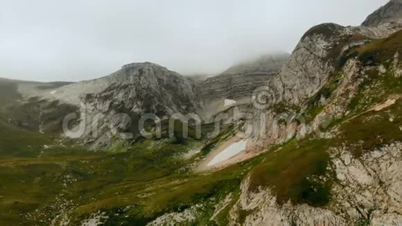 美丽山脉的空中飞越高史诗般的悬崖岩石自然景观美的背景高空射击视频的预览图