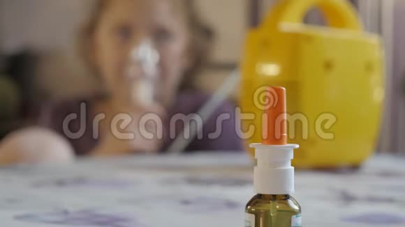 小女孩正因流鼻涕而接受治疗4k视频的预览图
