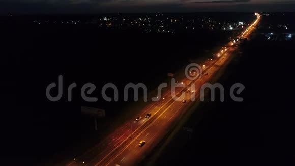 晚上在高速公路上视频的预览图