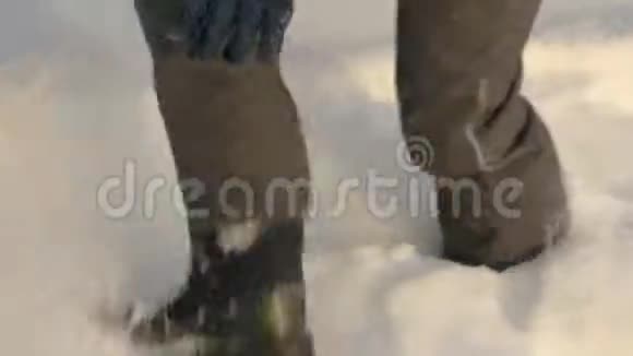 十几岁的男孩走路掉进雪里视频的预览图