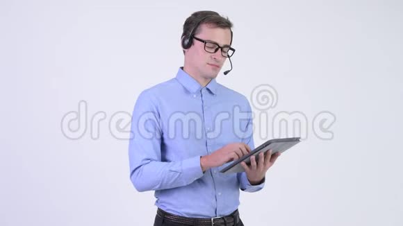年轻快乐英俊的商人在使用数码平板电脑时代表思维视频的预览图