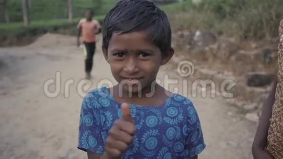 努瓦拉艾利亚斯里兰卡2017年1月15日贫穷的印度乞丐女孩和男孩在茶园游客给钱视频的预览图