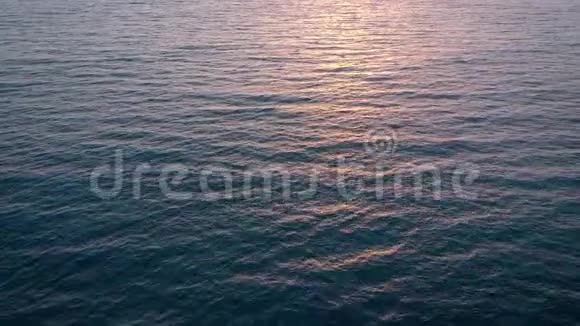 在美丽的日落背景下鸟瞰大西洋表面以不同的速度射击视频的预览图