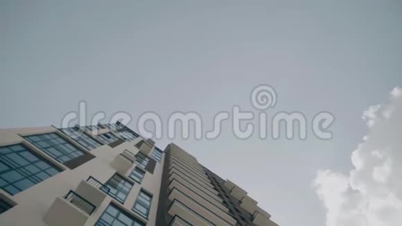 高的多层建筑进入天空透视的底部视图多层建筑视频的预览图