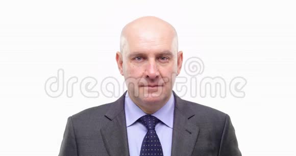 专业的成年白种人秃顶的商业经理男人的肖像像一副快乐严肃的表情孤立无援视频的预览图
