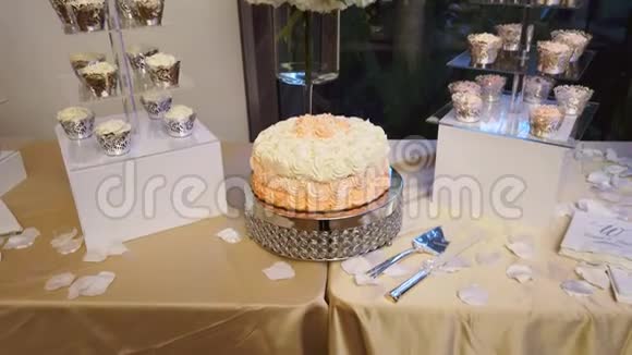 米色桌布上的婚礼甜点婚礼甜点4k视频的预览图