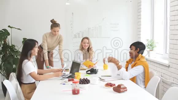 白人现代办公室中的不同女性同事视频的预览图