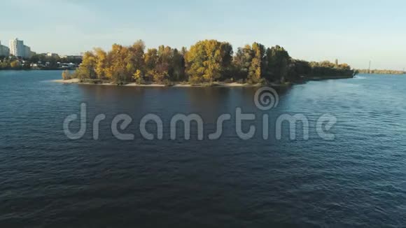 空中无人机镜头秋季乘飞机飞越岛屿观赏城市和河流视频的预览图