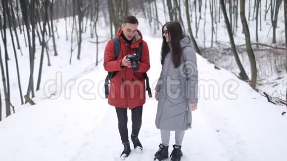 男子拍摄森林中的女孩视频的预览图