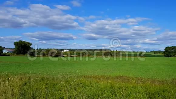 白天俯瞰乡村田野的镜头美丽的自然风景视频的预览图