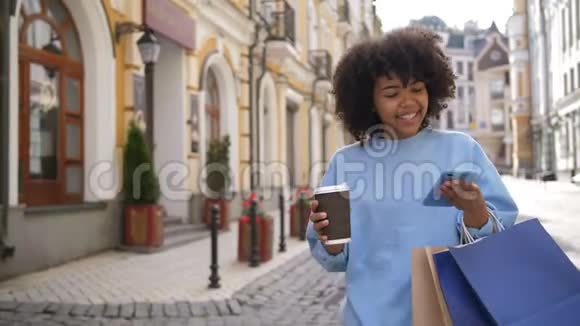 可爱的混血女孩在街上忙着打手机视频的预览图