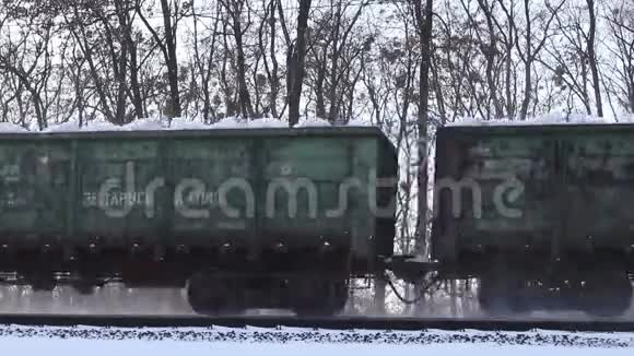 雪中的铁轨视频的预览图