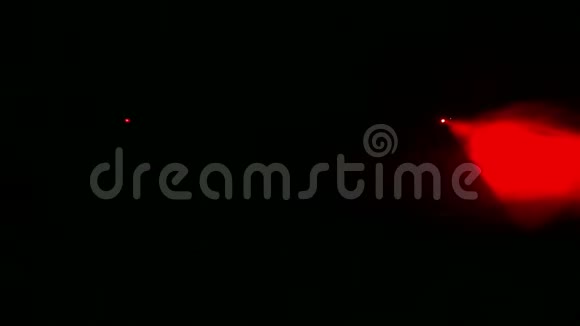 红光是在烟雾毯的黑暗中从轮廓聚光灯中产生的视频的预览图