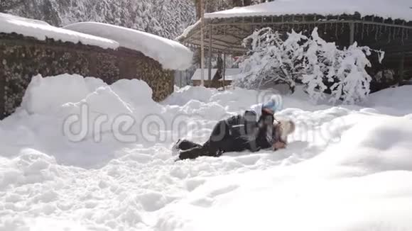 两个女朋友在雪地里闲逛玩着在空中翻雪享受冬天的早晨视频的预览图