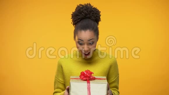 令人兴奋的非洲裔美国妇女拿着礼品盒令人愉快的生日惊喜视频的预览图