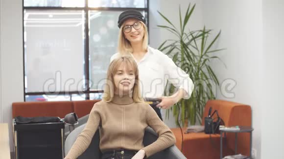 理发师美发师美容院概念视频的预览图