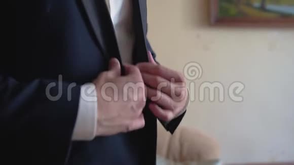 一个男人在他的夹克上扣纽扣时髦的男人男人费用视频的预览图