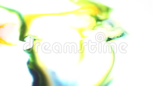蓝色绿色和黄色的油漆蔓延视频的预览图
