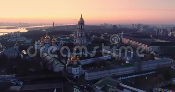 基辅市中心早晨灯火通明乌克兰基辅迪尼普罗河和索菲亚大教堂空中无人机射击视频的预览图