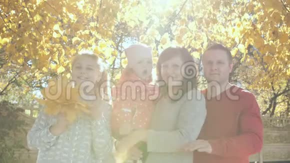 幸福的家庭在美丽的秋天公园休息视频的预览图