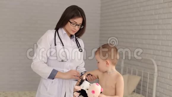 医生用手臂给孩子肌肉注射视频的预览图