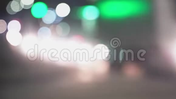 城市模糊背景纽约街头的散焦灯光视频的预览图