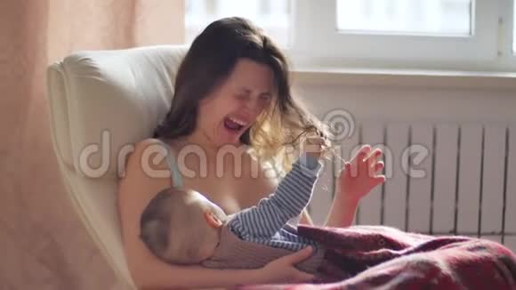 母乳喂养失败婴儿拉妈妈头发视频的预览图