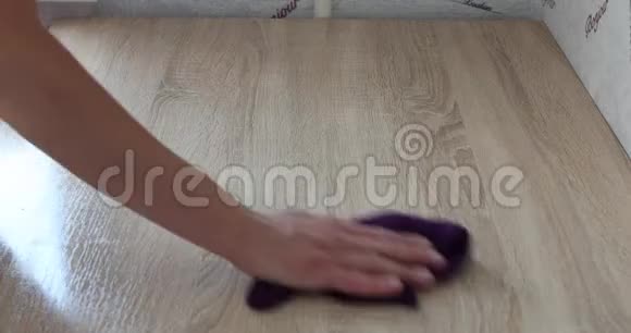 男性手拿抹布及擦地板的裁剪视图视频的预览图