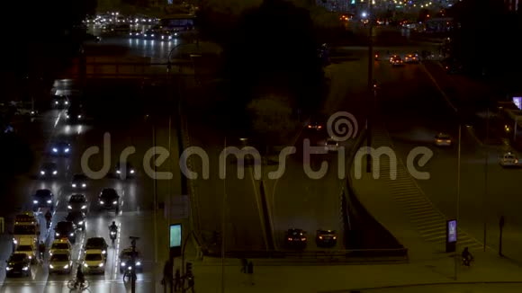 马德里的夜间交通靠近阿塔卡车站视频的预览图