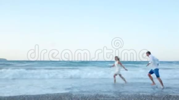 在海边快乐的男人和女孩视频的预览图