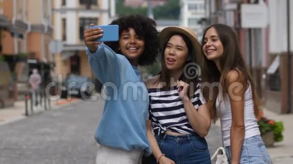 各种不同的女孩在城市街头摆姿势视频的预览图