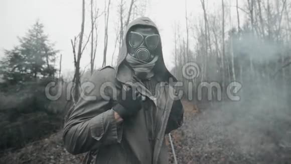 戴着防毒面具的人站在有毒烟雾的老铁路上斯托克概念视频的预览图