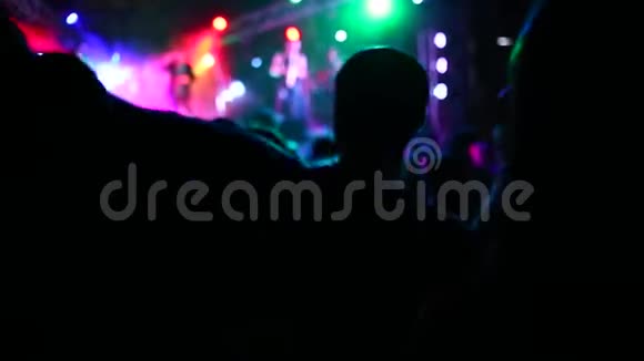 现场音乐节的音乐会观众在盛大的节日里人们举起手跳舞视频的预览图