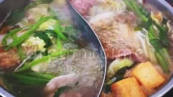 锅里的汤在餐馆里煮视频的预览图