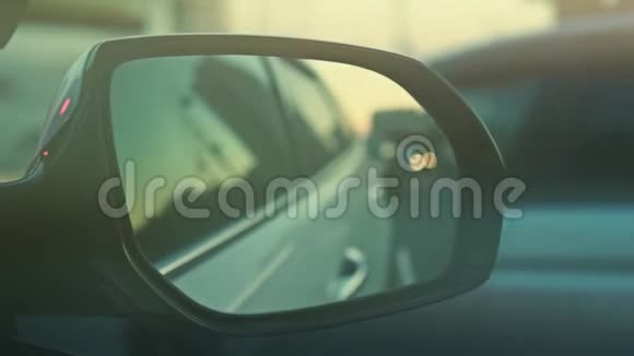 车镜上背景模糊的路面背景视频的预览图