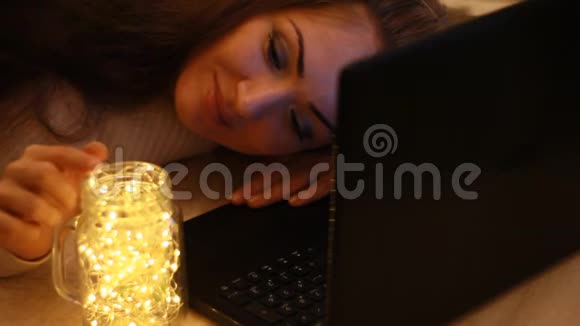 疲惫的女人在电脑上工作到深夜闭上眼睛睡着了视频的预览图