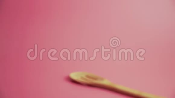 木制勺子粉红色背景的铲子没有塑料视频的预览图