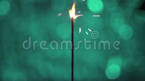 特写镜头孟加拉火火花漂浮在蓝色背景上视频的预览图