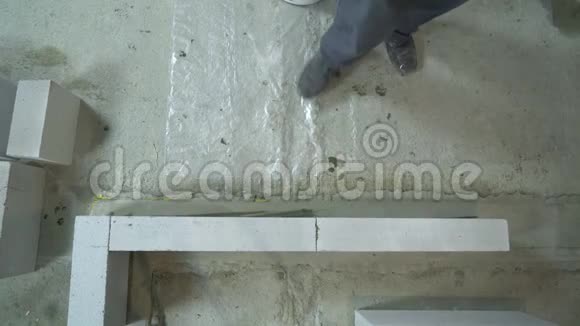 气泡水平加气混凝土墙体施工人员检查均匀度的俯视图视频的预览图