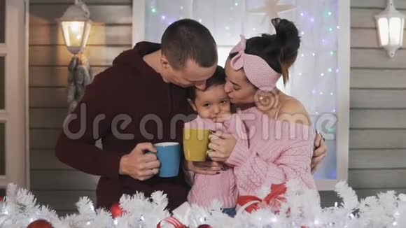 一家人在圣诞门廊用热巧家人视频的预览图