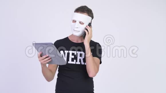 在使用手机和数码平板电脑时戴着白色面具的黑客视频的预览图