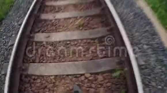 在铁路上行走视频的预览图