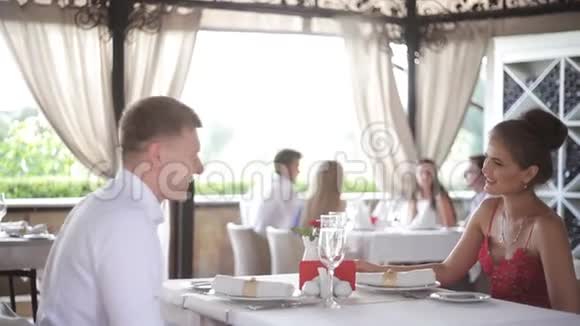 一对夫妇带着香槟酒杯在餐馆约会和品尝视频的预览图